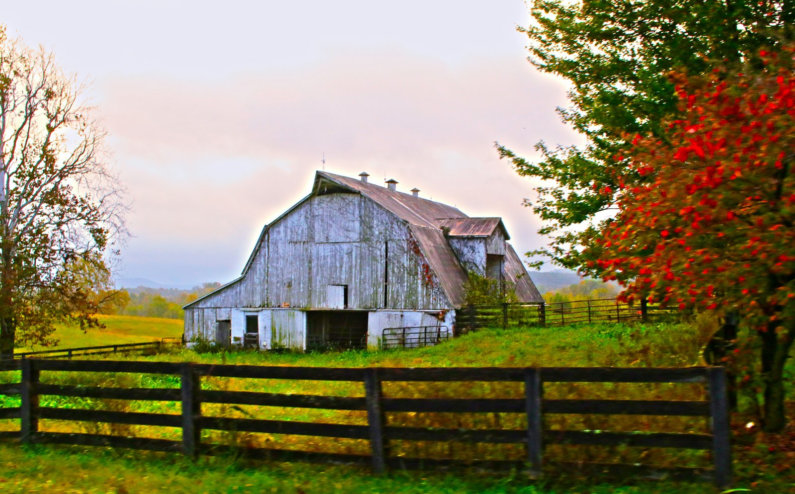 A barn sitting in a field.